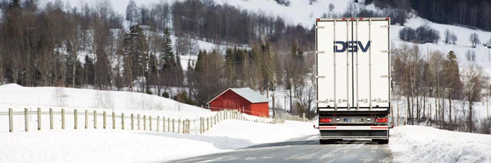 Lastbil bakifrån i snölandskap